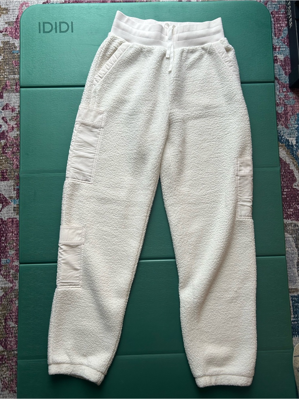 Alo yoga Cream Sherpa Cargo Jogger Pants -women’s